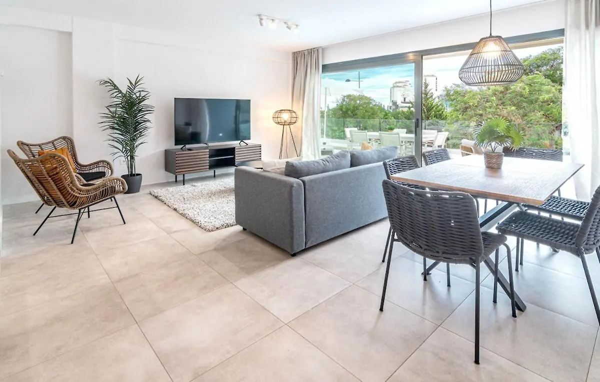 Bright 2-Bedroom Apartment With A Terrace And Pool Estepona Spagna