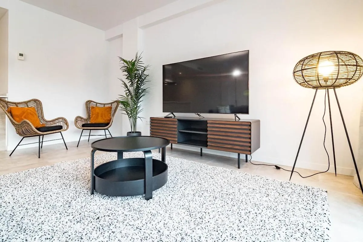 Bright 2-Bedroom Apartment With A Terrace And Pool Estepona Spain