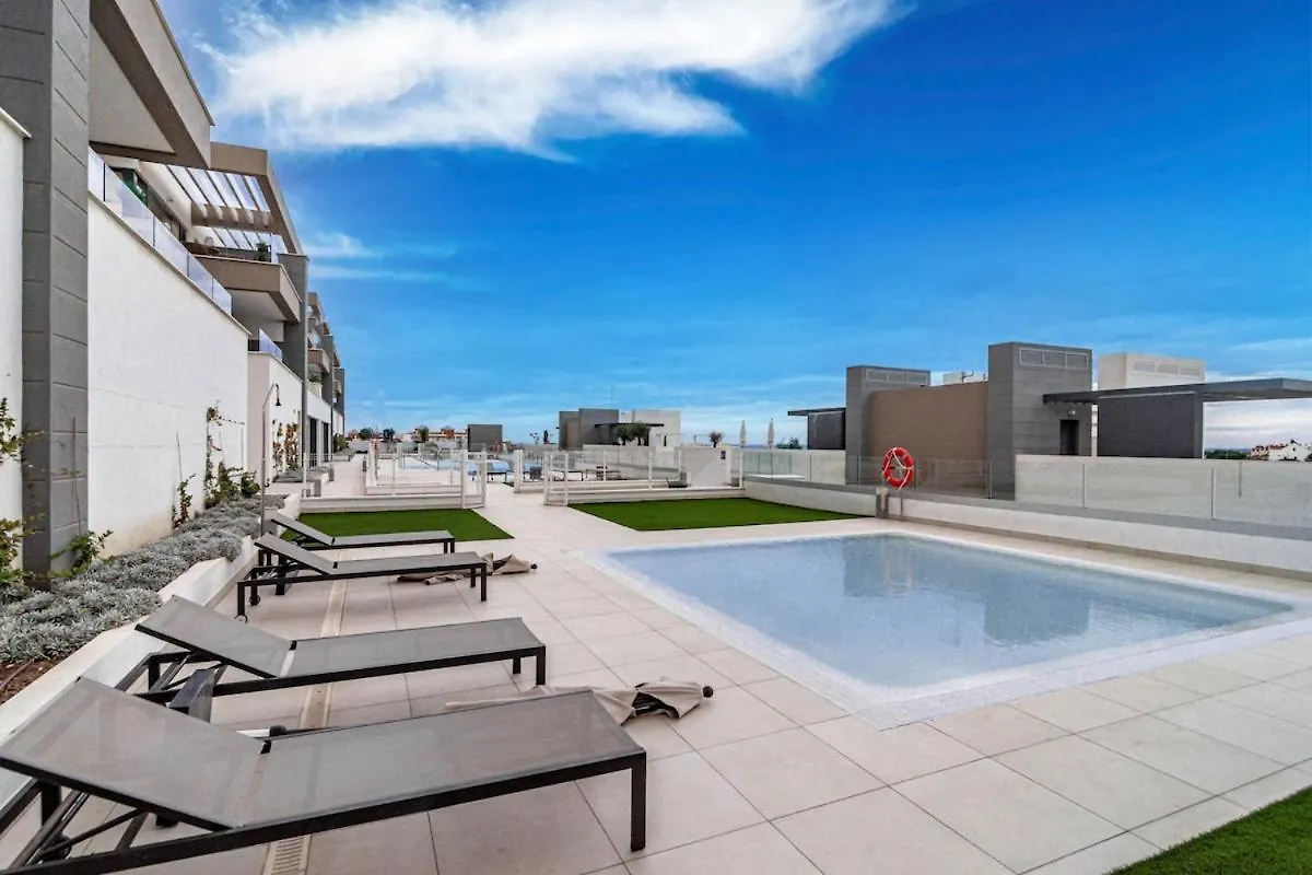 Bright 2-Bedroom Apartment With A Terrace And Pool Estepona